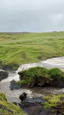 İzlanda Şelalesi Güçlü Nehir Kanyon 'dan akıyor. Yüksek kalite 4k görüntü