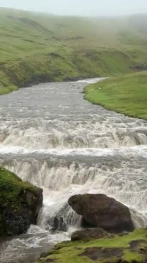 İzlanda Highlands 'ın arka planında güçlü bir nehir var. Yüksek kalite 4k görüntü
