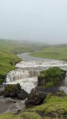 Yeşil İzlanda Kanyonu 'ndan akan Vahşi Nehir. Yüksek kalite 4k görüntü