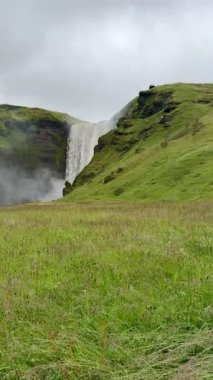 İzlanda 'daki Skogafoss Şelalesi. Yüksek kalite 4k görüntü