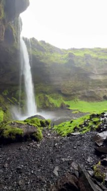 Kvernufoss Şelalesi İzlanda Doğa Arkaplanı, Yeşil Kanyon
