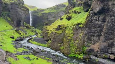 Kvernufoss Şelalesi İzlanda Doğa Arkaplanı, Yeşil Kanyon