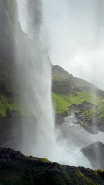 Kvernufoss Şelalesi İzlanda Seyahat Duvarkağıdı. Yüksek kalite 4k görüntü