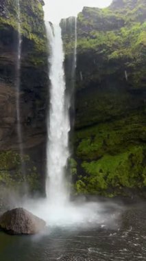 Kvernufoss Şelalesi İzlanda Doğa Arkaplanı, Yeşil Kanyon