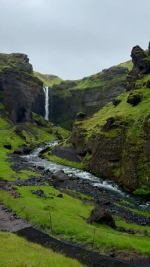 Kvernufoss Şelalesi İzlanda Doğa Arkaplanı, Yeşil Kanyon