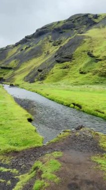 Green Valley with River in İzlanda Peyzaj Arkaplanı, Green Hills Kanyonu. Yüksek kalite 4k görüntü