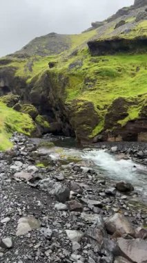 Green Valley with River in İzlanda Peyzaj Arkaplanı, Green Hills Kanyonu. Yüksek kalite 4k görüntü