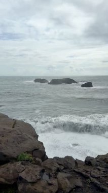 Güçlü Okyanus Kıyısı Sahne Arkaplanı. Yüksek kalite 4k görüntü