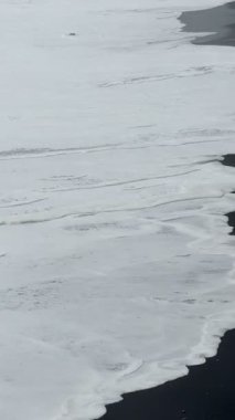 Kara Kum Sahilinde Okyanus Dalgaları. Yüksek kalite 4k görüntü