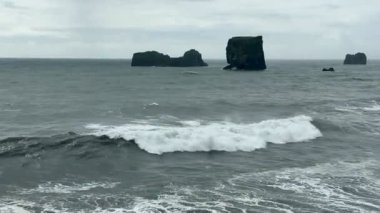 Güçlü Okyanus Kıyısı Sahne Arkaplanı. Yüksek kalite 4k görüntü