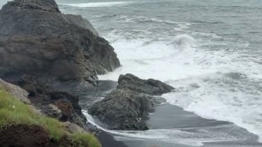 Dalgaların Arkaplanı Karanlık Engebeli Kıyı Şeridi. Yüksek kalite 4k görüntü