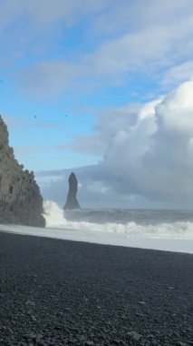 Kara Kum Sahili Reynisfjara İzlanda Okyanus Dalgaları Arkaplanı. Yüksek kaliteli FullHD görüntüler
