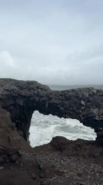 Engebeli Sahil Kıyısı Bazalt Kayalıkları. Yüksek kalite 4k görüntü