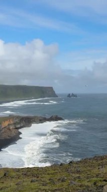 Engebeli manzaralı Atlantik Okyanusu kıyısı. Yüksek kalite 4k görüntü