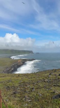 Engebeli manzaralı Atlantik Okyanusu kıyısı. Yüksek kalite 4k görüntü
