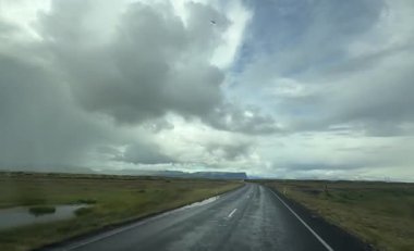 Yoğun Bulutlar Altında Geniş Çorak Arazi 'de Dramatik Otoyol Geriniyor. Yüksek kaliteli FullHD görüntüler