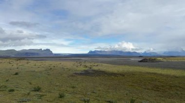 İzlanda 'da Bulutlu Gök' ün altındaki Katmanlı Dağlar ile Geniş Issız Vadi. Yüksek kalite 4k görüntü