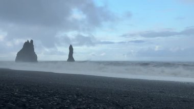 Iconic Reynisdrangar Deniz Yığını İzlanda 'nın dramatik Black Beach' inde. Yüksek kalite 4k görüntü
