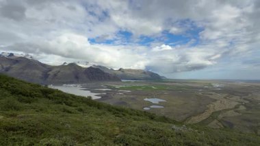 İzlanda 'da Uzak Dağlar ve Bulutlu Gökyüzü ile Geniş Çorak Ova. Yüksek kalite 4k görüntü