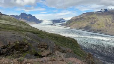 Buzul Dili Yeşil Vadi İzlanda 'da Turbid Nehri' ne karışıyor. Yüksek kalite 4k görüntü