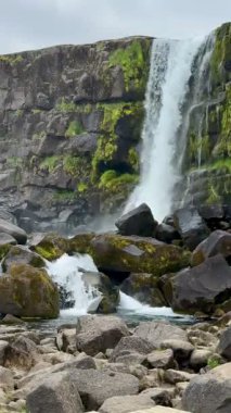 İzlanda Şelalesi Lav Kayalıkları Arkaplanı ile Şelale. Yüksek kalite 4k görüntü