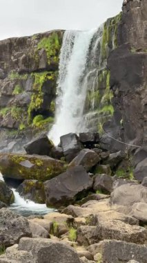 Thingvellir İzlanda Şelalesi ve Rocky Arazi arka planı. Yüksek kalite 4k görüntü