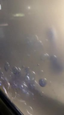 Mavi Neon Baloncukları Temizleme Paneline Yapışıyor, Yanardöner Noktalar Pürüzsüz Geçiyor