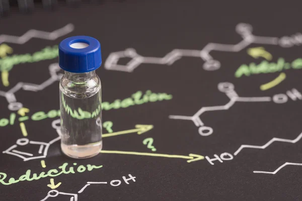Образец флакона на черной бумаге с химической формулой Стоковое Изображение