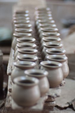 Bitmemiş kil çömlek