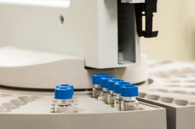 Mavi kapak örnek şişeleri