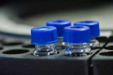 Örnek şişe üzerinde kapat