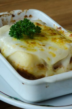 Kare bir kabın içinde İtalyan lazanya