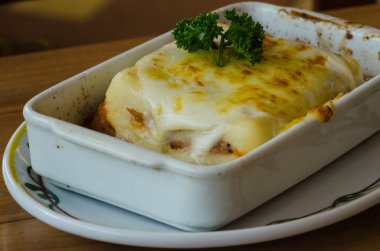 Kare bir kabın içinde İtalyan lazanya