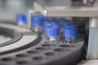 Analiz için bekleyen satır örnek şişeleri