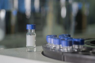 Analiz için bekleyen satır örnek şişeleri