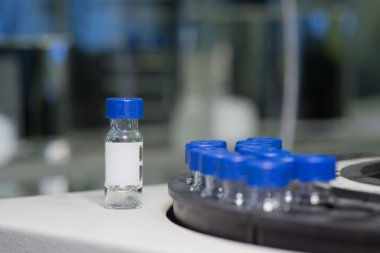 Analiz için bekleyen satır örnek şişeleri