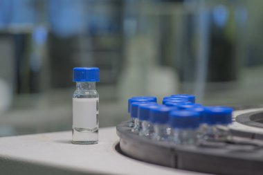 Analiz için bekleyen satır örnek şişeleri