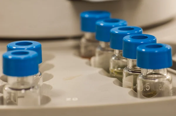 Blå mössa prov injektionsflaskor — Stockfoto