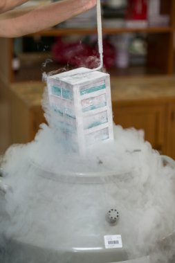 Dondurucu gelen teknisyen kaldırma örnekleri