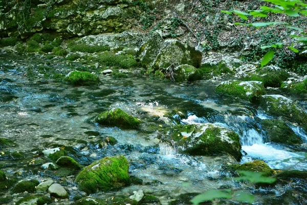 Strumień wody wśród kamieni — Zdjęcie stockowe