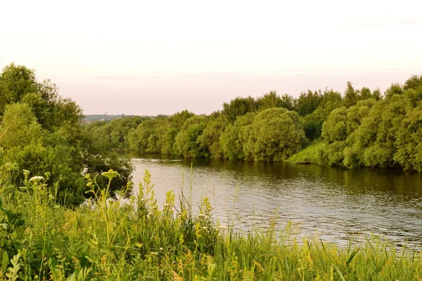 Река Москва в летний вечер — стоковое фото