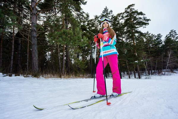 Sportowe Dziewczyna jazda na nartach w jasne ubrania — Zdjęcie stockowe