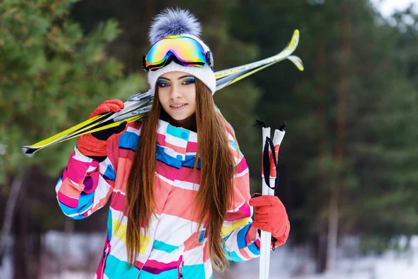 Дівчина в спорядженні для катання на лижах — стокове фото