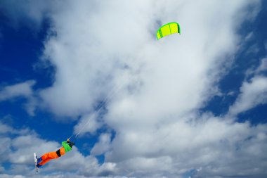 Uçurtma sporcu bir snowboard üzerinde çalışır