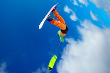 Uçurtma sporcu bir snowboard üzerinde çalışır