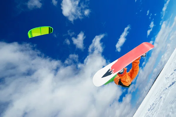 El deportista en una tabla de snowboard corre cometa — Foto de Stock