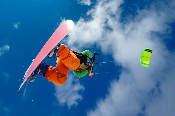 The sportsman on a snowboard runs kite — Stock Photo, Image