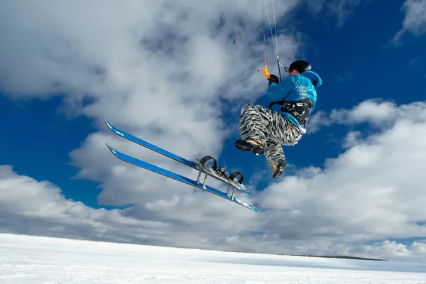 Athlet macht Skispringen — Stockfoto