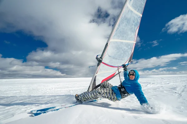 Спортсмен катается на доске для серфинга и лыжах — стоковое фото