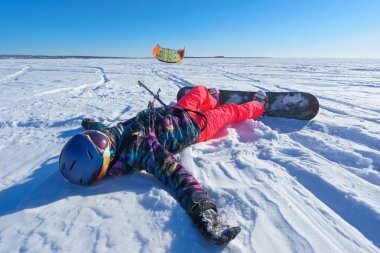 Uçurtma sporcu bir snowboard üzerinde çalışır
